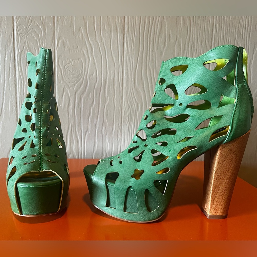 Wild Green Versa Cutout Wood Platform Ankle Booties Open Toe Heels 7